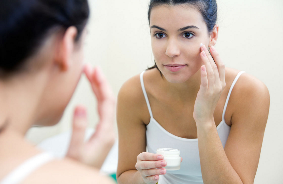 Best Moisturizers for Acne Prone Skin: Reviews & Guide ...